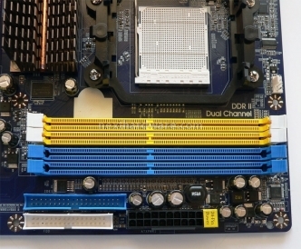 AMD Phenom II X4 810 e Sapphire 790GX 4. Sapphire 790GX - Socket e dissipatore 1