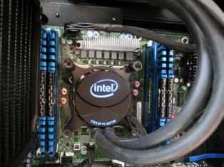 Intel mostra il sistema di dissipazione a liquido per i Sandy Bridge-E 3