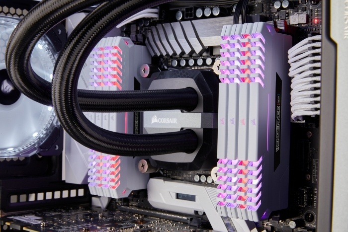 Debuttano le VENGEANCE RGB White DDR4 2