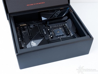 ASUS ROG Crosshair VIII Dark Hero 2. Packaging & Bundle 4