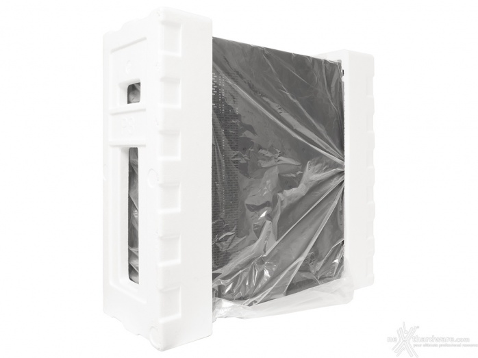 Thermaltake Core P8 TG 1. Packaging & Bundle 2